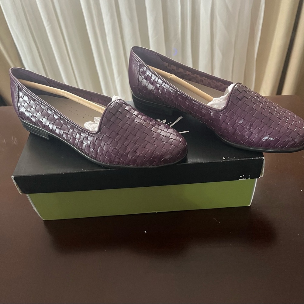 Trotters flat shoes color amethyst size 7.5 M
